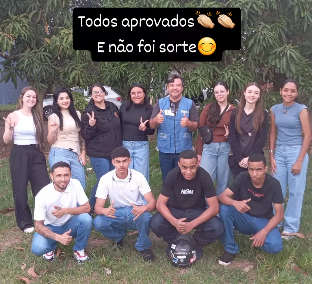 Turma de alunos aprovados com o Paulo